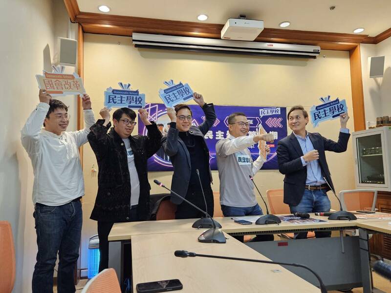 國民黨立委牛煦庭、羅智強與葉元之27日宣傳「民主學校」營隊。(Photo by 呂翔禾/台灣醒報)