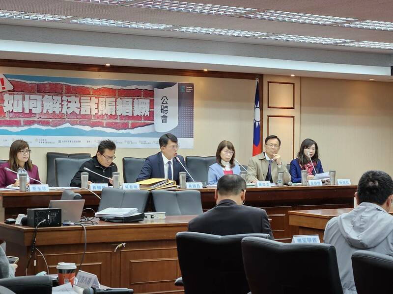 民眾黨27日的詐騙公聽會上,自救會成員們沉重訴說他們被詐騙的經歷與修法意見。(Photo by 呂翔禾/台灣醒報)
