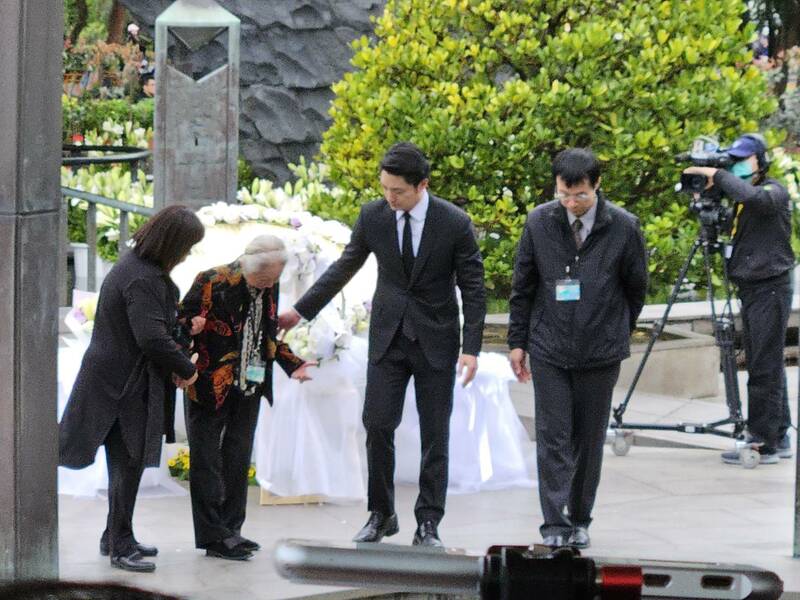 台北市長蔣萬安28日出席228紀念活動,並上台獻花致意。(Photo by 呂翔禾/台灣醒報)