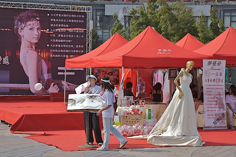 中國地方政府補助新人結婚,效果可能不大。(Photo by Dave Leeming on Flickr used under Creative Commons license)