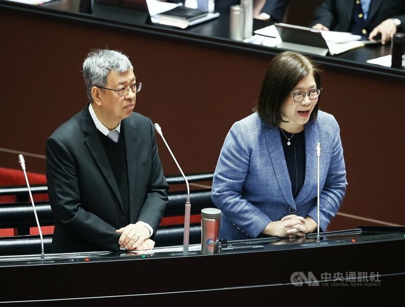 行政院長陳建仁、海委會主委管碧玲等人近日都強力捍衛自身施政,但早已沒那麼多人支持民進黨,如此強硬到最後恐還是傷到政府自己。(中央社)