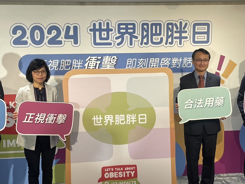 台灣肥胖醫學會理事長林文元(右)4日於記者會指出,肥胖不僅帶來健康衝擊,還可能引發失能,甚至導致社會勞動力下降。造成社會衝擊。(Photo by 簡嘉佑/台灣醒報)