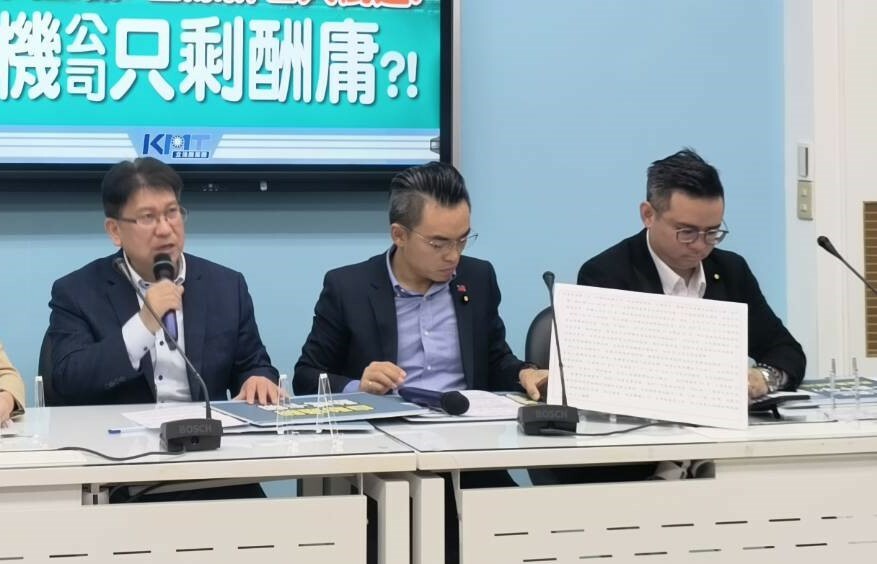 國民黨立院黨團5日痛批桃機管理不當,導致跑道歲修卻出現班機起降阻塞。(國民黨立院黨團)
