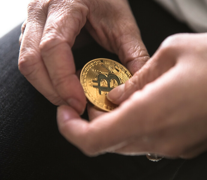 加密貨幣比特幣市值飆破68000元美金,今年漲幅超過5成,接近歷史高點。(Photo by Simple FX on Flickr under C.C. License)