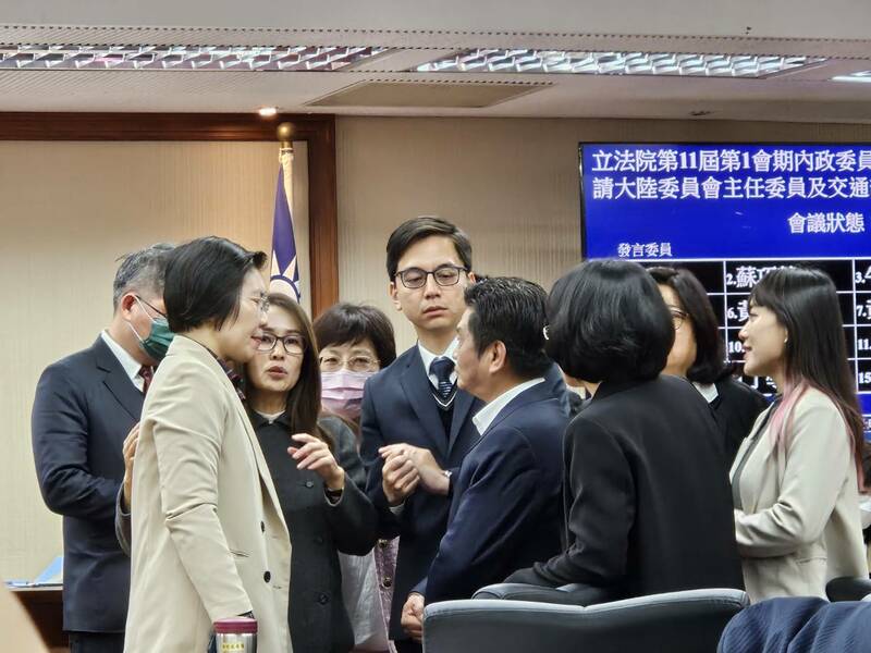 6日的專案報告前,藍委不滿行政部門報告送太晚提程序發言,最後由召委高金素梅出面協調。(Photo by 呂翔禾/台灣醒報)