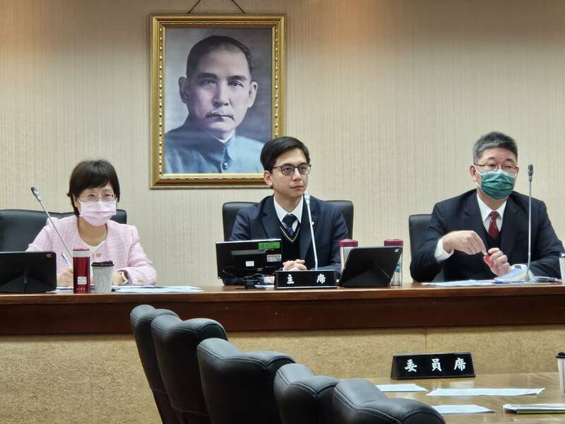 國民黨立委牛煦庭質疑陸委會太晚宣布禁團令,邱太三回應說,當時政治考量太多。(Photo by 呂翔禾/台灣醒報)