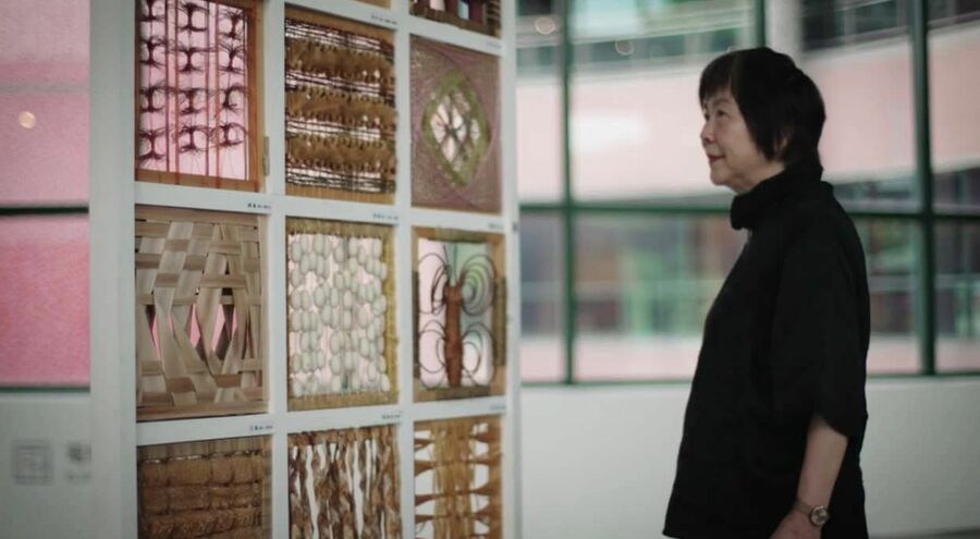粘碧華認為,「傳統刺繡是相當精美的工藝,最精緻的刺繡,存在於服裝制度的『章補』及『荷包』,兩樣物件需要近看,屬於掌心型,讓觀者可以拿起來研究、端詳與比較」。(作者提供)