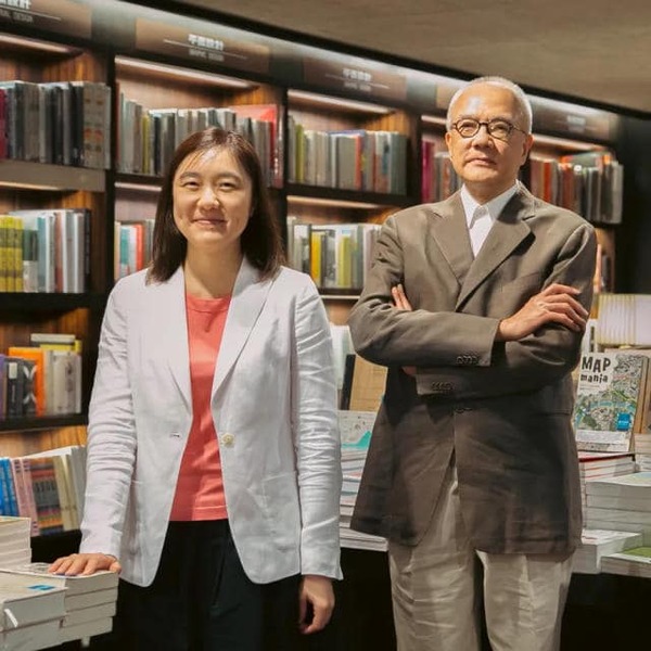誠品創辦人吳清友(右)個子高、氣宇軒昂、在台上致詞讓人對台商刮目相看。相隔9年,人事已非,女兒吳旻潔(左)只帶著財務長同行,力挺誠品北京畫廊開幕。(作者提供)