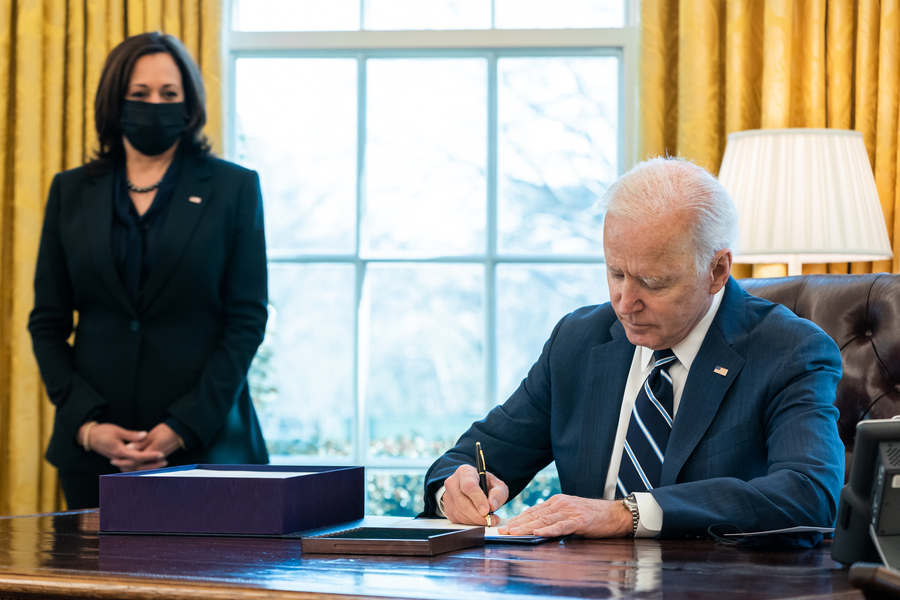 拜登近日提出政府總預算,但連去年的預算都尚未協商完,加上選舉將至,外界擔心美國將面臨嚴重兩黨對峙僵局。(@POTUS via Twitter)