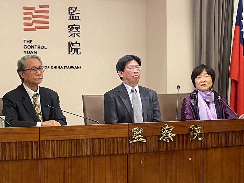 監察委員鴻義章(左起)、高涌誠與紀惠容14日召開記者會表示,監察院彈劾審查會全數通過彈劾士林地方法院法官蔡明宏。(Photo by 簡嘉佑/台灣醒報)