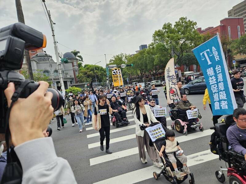 路權團體17日在全台7處快閃過馬路,表達對交通部修法「違罪不記點、不開放檢舉」規定的不滿。(Photo by 呂翔禾/台灣醒報)