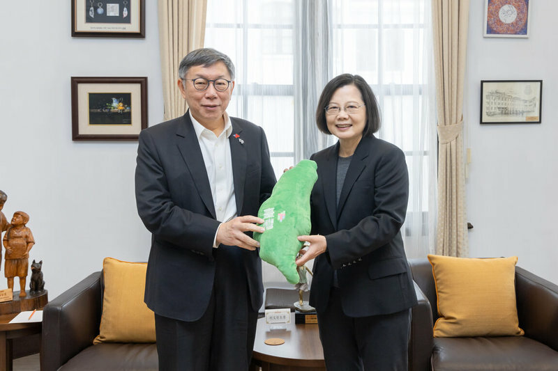 蔡英文總統卸任在即,邀民眾黨主席柯文哲會面,就「勞保年金改革」、「提升國防預算」、「強化社會安全網」、「政黨溝通平台」4大議題交換意見。(中央社)