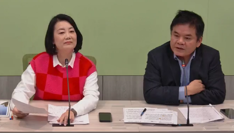 針對台北虐童案,民進黨幹事長吳思瑤(左)20日於黨團記者會說,「民進黨不迴避,深刻反省檢討」。(直播截圖)