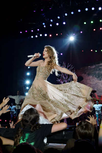 歌手泰勒絲於「Speak Now」演唱會吸引粉絲注目。(Photo by Ronald Woan on Flickr under C.C. License)