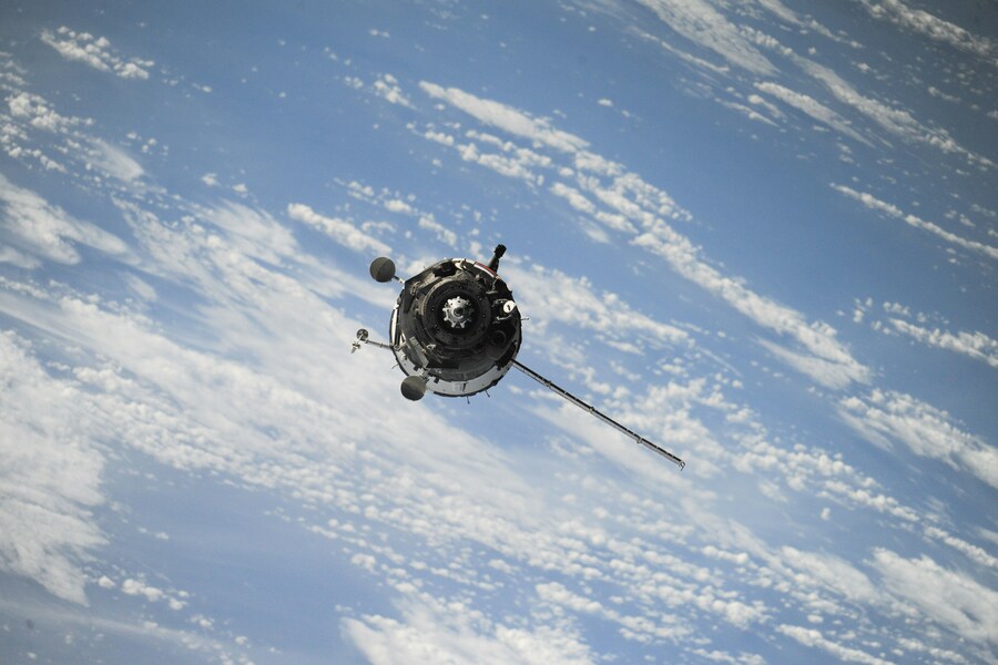 衛星示意圖,美國情報機構與SpaceX合作建立間諜衛星網絡,俄羅斯政府警告此舉動將使其衛星成為合法的攻擊目標。(Photo by NASA)