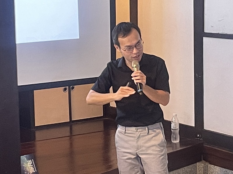 新書《逆流》收入文學家鍾理和、鍾肇政的書信來往,作家朱宥勳以「史上最純文學的友誼,沒有之一」為題演講。(Photo by 簡嘉佑/台灣醒報)