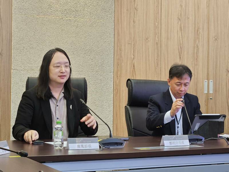 數位部27日說明「強化我國通訊網路韌性」相關計畫。左圖為數位部部長唐鳳。(Photo by 呂翔禾/台灣醒報)