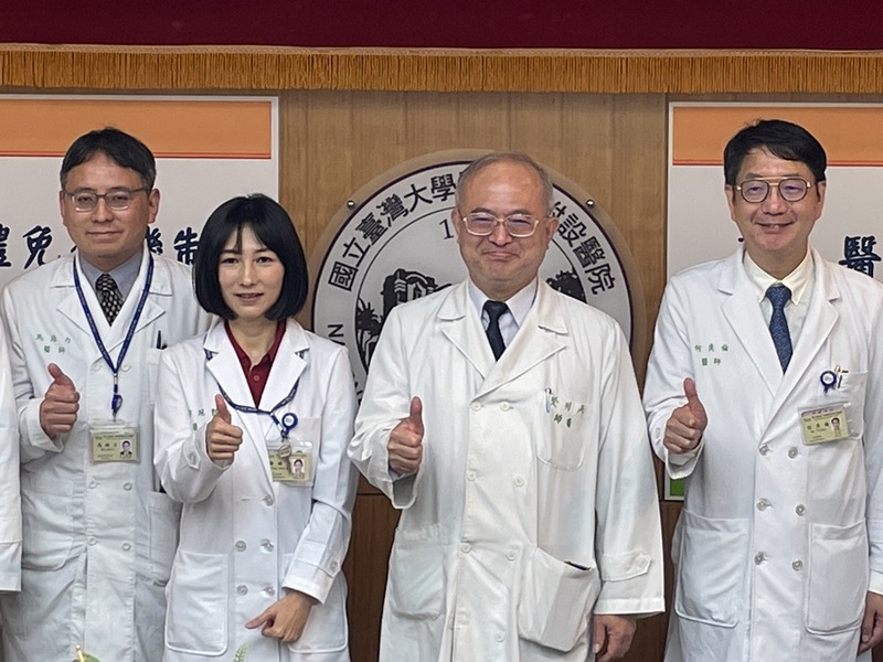 臺大醫院內科部醫師鄭琬豑(左二)27日於台大醫院記者會介紹,最新研究發現自體免疫造成的感染風險。(Photo by 簡嘉佑/台灣醒報)