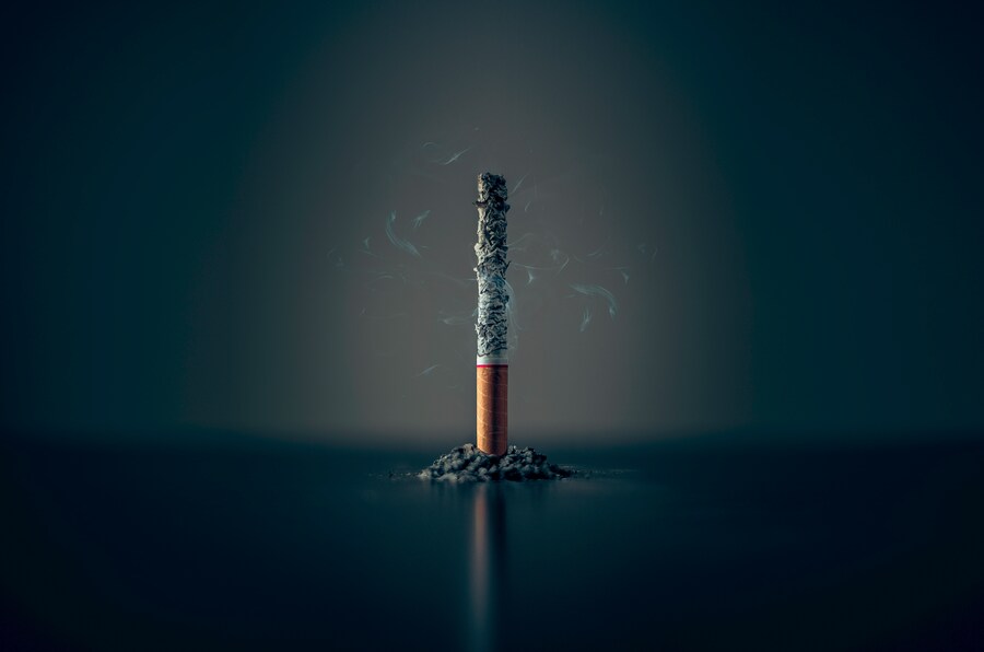 一項醫學研究發現,吸菸將導致腹部脂肪增加,建議吸菸者應考慮戒菸。(Photo by Mathew MacQuarrie on Unsplash under C.C License)