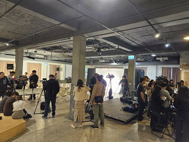 左邊政治線大家已經問完開始打逐字,右邊藝文線還在跟藝人們深聊。(Photo by 呂翔禾/台灣醒報)