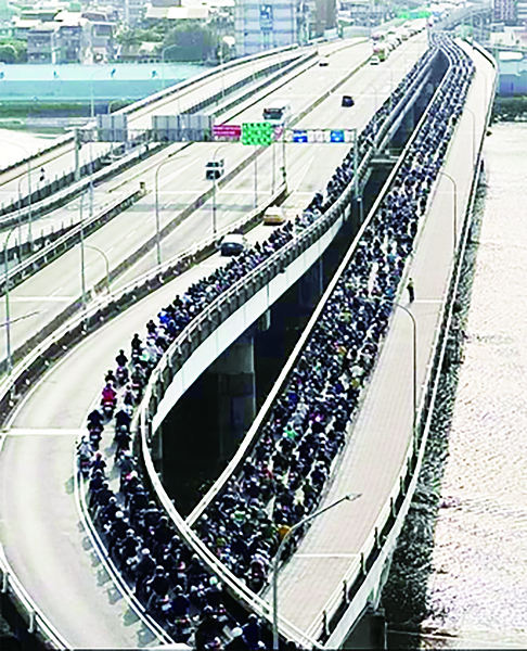 台北橋新北端機車專用道,堵車超越一公里。(網路截圖)