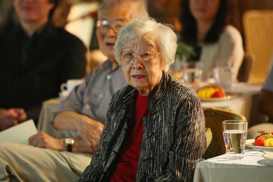 2010年「93巷人文空間」舉行10週年感恩茶會,齊邦媛到場祝賀。(中央社)