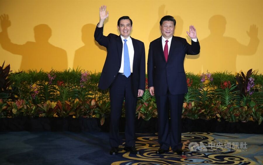 圖為馬英九2015年在新加坡與中國大陸國家主席習近平(右)正式會面,兩人向媒體揮手致意。(中央社)