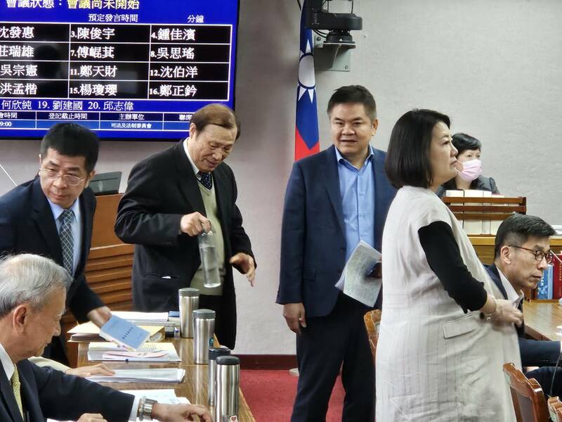 立法院1日審查國會改革法案,但民進黨在開會前以程序發言拖延開會。(Photo by 呂翔禾/台灣醒報)