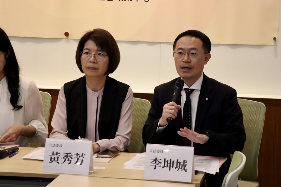 民進黨立委李坤城、陳俊宇、張雅琳與黃秀芳等人1日在兒童節前夕提出育兒政策主張。(正國會提供)