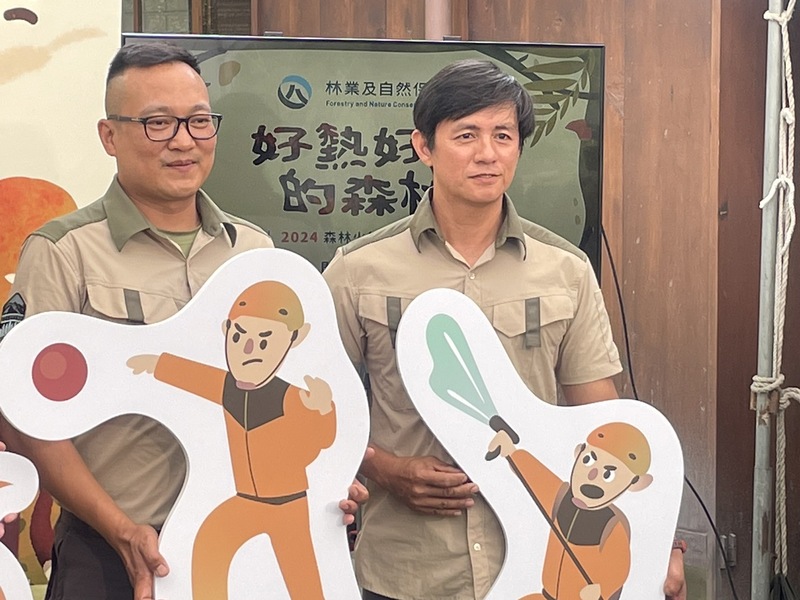 台中分署的森林護管員孫嘉祥(右)1日於記者會分享,森林大火發生時,就算休假都要停下手邊工作,前往打火現場。(Photo by 簡嘉佑/台灣醒報)