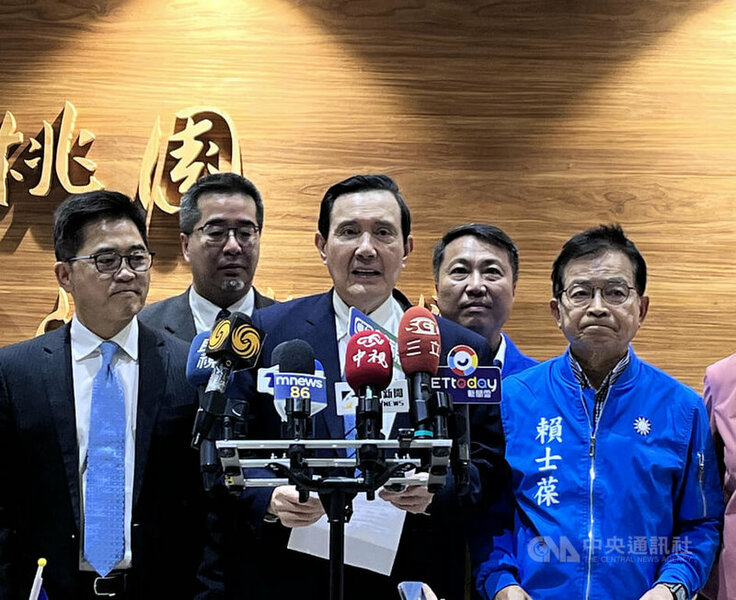馬英九辦公室執行長蕭旭岑(左二)11日專訪時提到,習近平不只對馬英九,整體對台的感覺比想像中友善。(中央社)