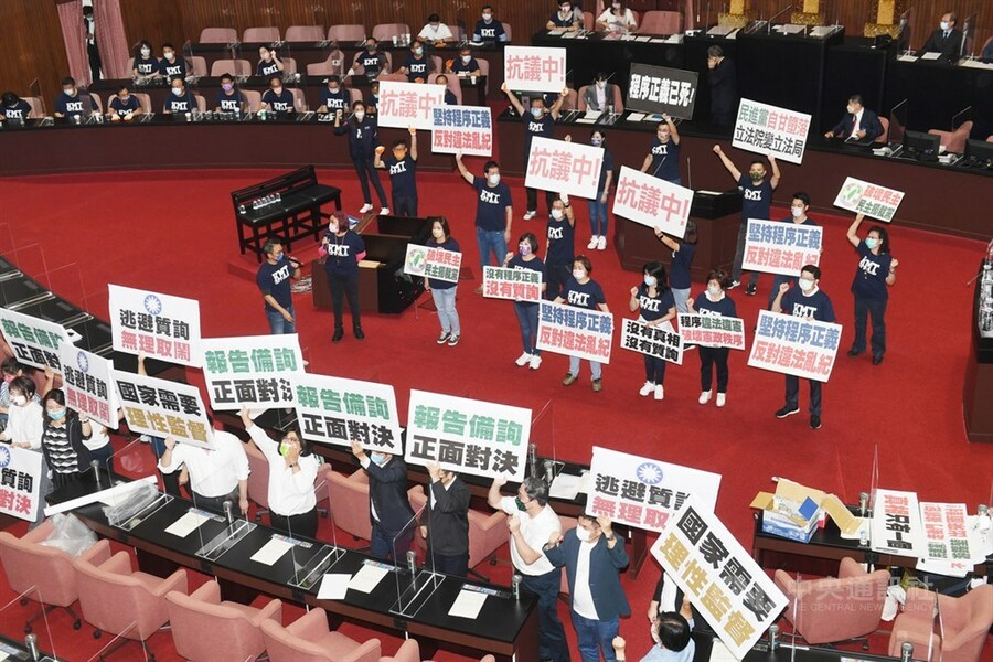 立法院15日將審查國會改革法案,民進黨已表示會全力審查,並批評藍白相關方案恐有違憲疑慮。(中央社)