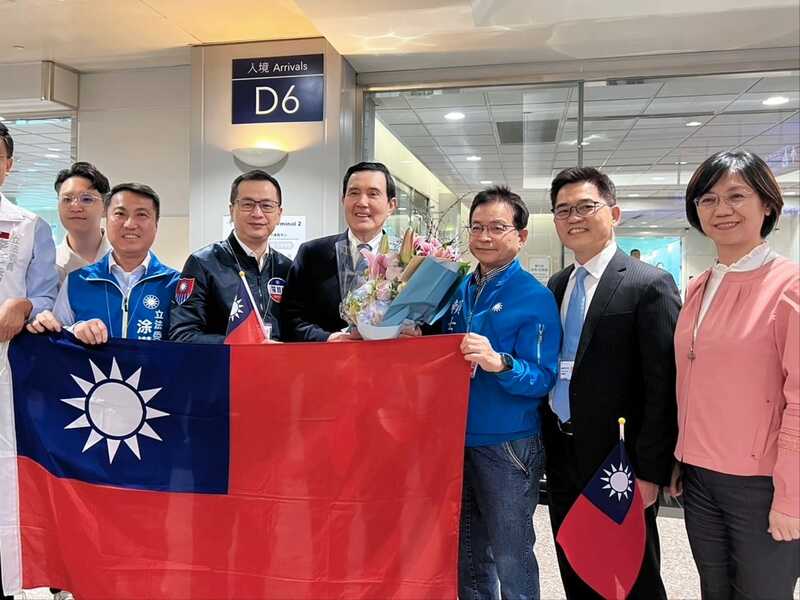 黃健庭(右二)還原當時馬總統回國時,接機場景指出,他曾跟蕭旭岑說:「主席(朱立倫)請我來接機,馬前總統訪問中國,辛苦了。」(黃健庭臉書)