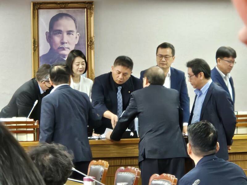 民進黨15日在審查國會改革法案時指出,還有很多版本沒送進來討論,呼籲應等到各黨版本送進來併案審查。(Photo by 呂翔禾/台灣醒報)