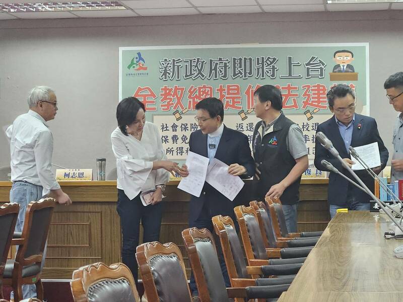 國民黨立委賴士葆、柯志恩等人16日呼應教團主張,盼給公教與私校教師更多退撫保障。(Photo by 呂翔禾/台灣醒報)