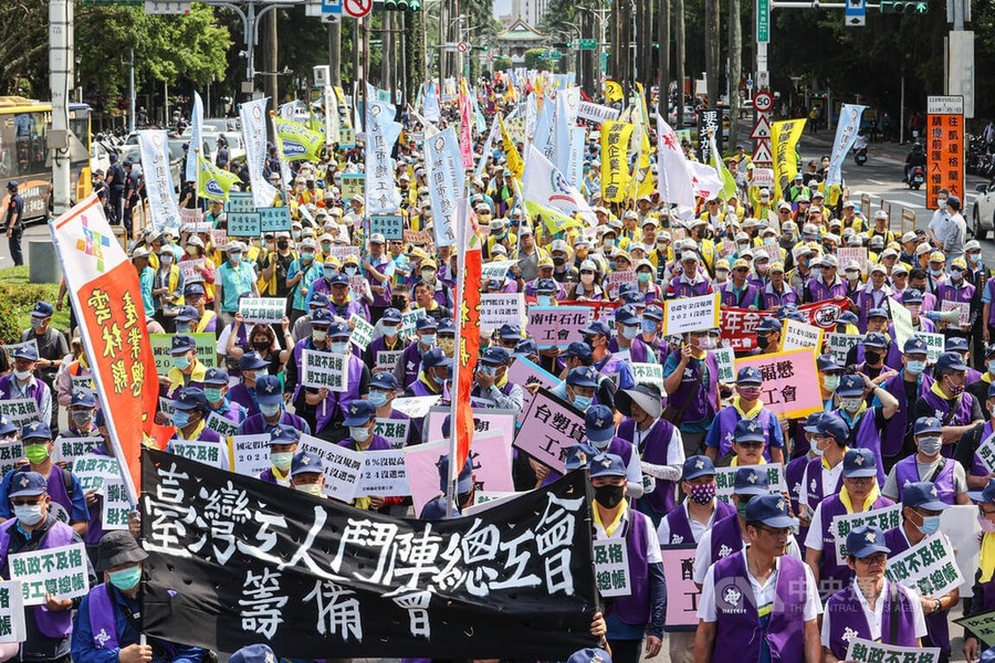 五一行動聯盟曾舉行「八年全執政、勞工算總帳!」勞動節遊行。(中央社)