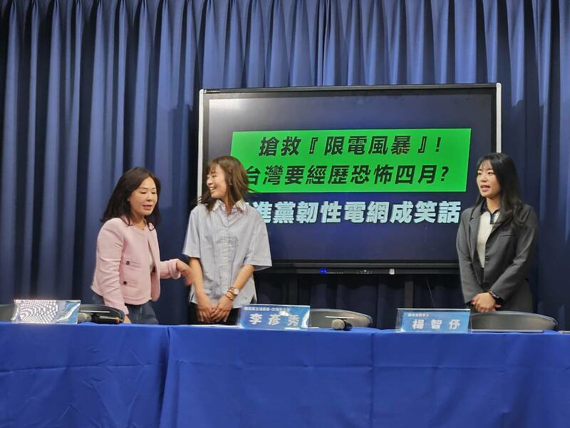 國民黨17日列舉近日缺電、限電狀況,呼籲民進黨調整能源政策。(Photo by 呂翔禾/台灣醒報)