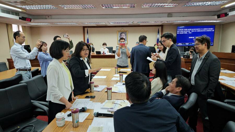 立法院內政委員會17日成立數位身分證調閱小組,藍綠白等立委在委員會現場熱烈討論調閱小組內容。(Photo by 呂翔禾/台灣醒報)
