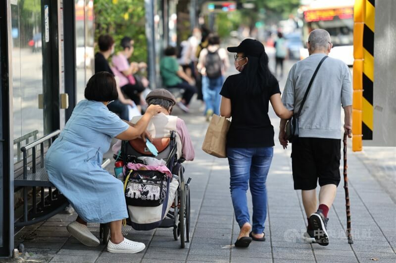 長期照顧服務人力始終不足,現實情況主要是移工。(網路截圖)