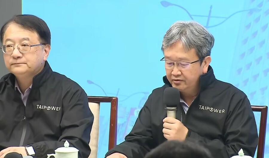 台電總經理王耀庭(右)22日宣布接受慰留,批評國民黨將電力問題用政治解讀。(直播截圖)