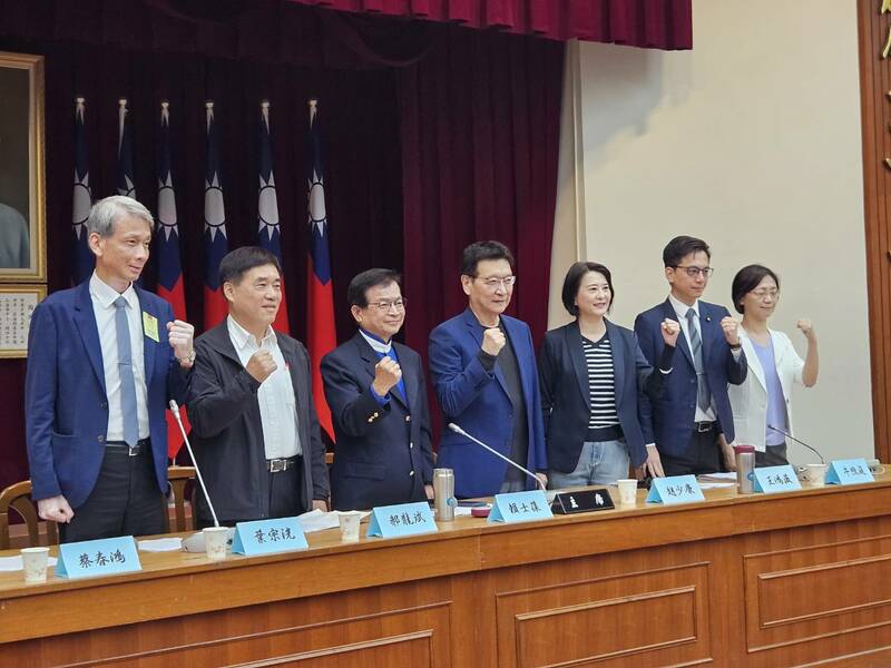 國民黨立委賴士葆24日與藍營政治人物與核安專家召開記者會,宣布制定核電廠重啟條例,盼恢復核電以確保供電穩定。(Photo by 呂翔禾/台灣醒報)