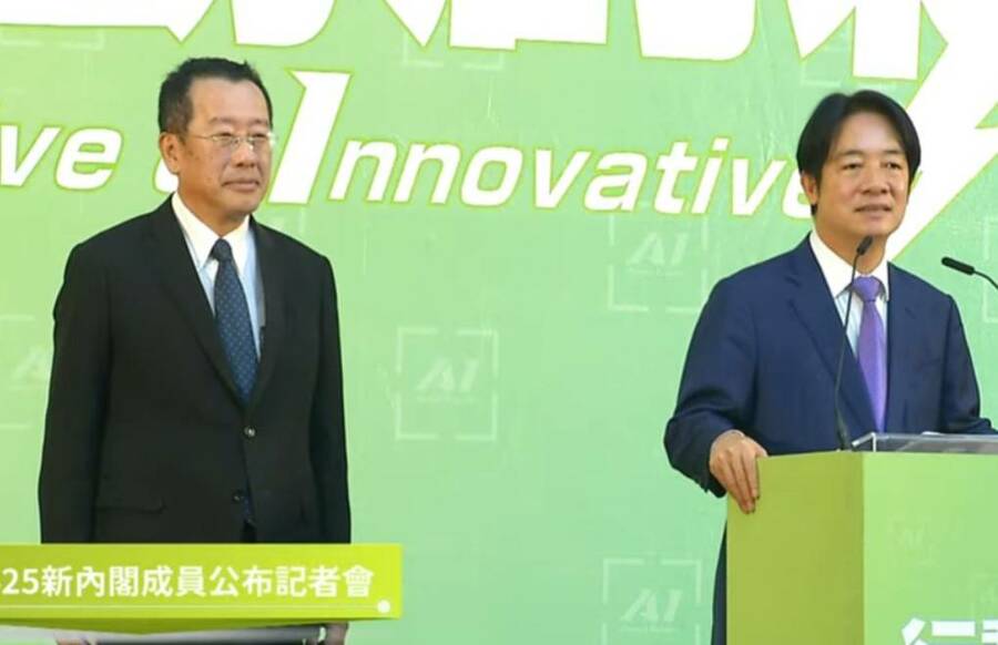 被問到文人擔任國防部長的壓力,顧立雄(左)坦言很重,但他清楚台灣戰略目標,會以此建立現代化部隊。(直播截圖)
