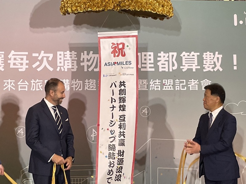 國泰航空25日公布調查發現,日本遊客來台最愛買的產品竟是台式調味料跟捷運週邊產品;香港遊客則最想吃牛肉麵與夜市小吃。(Photo by 簡嘉佑/台灣醒報)