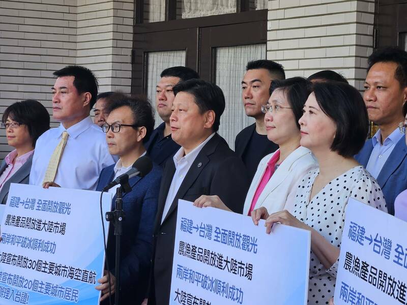 國民黨立院總召傅崐萁29日與16位一同赴中訪問的藍委召開記者會,宣示交流帶來的成果。(Photo by 呂翔禾/台灣醒報)