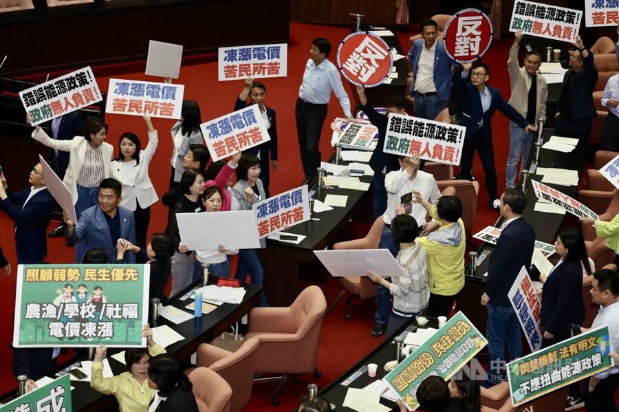 立法院30日表決凍漲電價,經濟部仍表示需遵守目前電價審議機制的結果。(中央社)