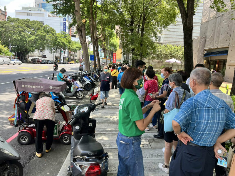 目前世界有許多地方出現專門代人排隊的職業,可以幫忙排隊買手機、掛號,甚至排熱門餐廳。(中央社)