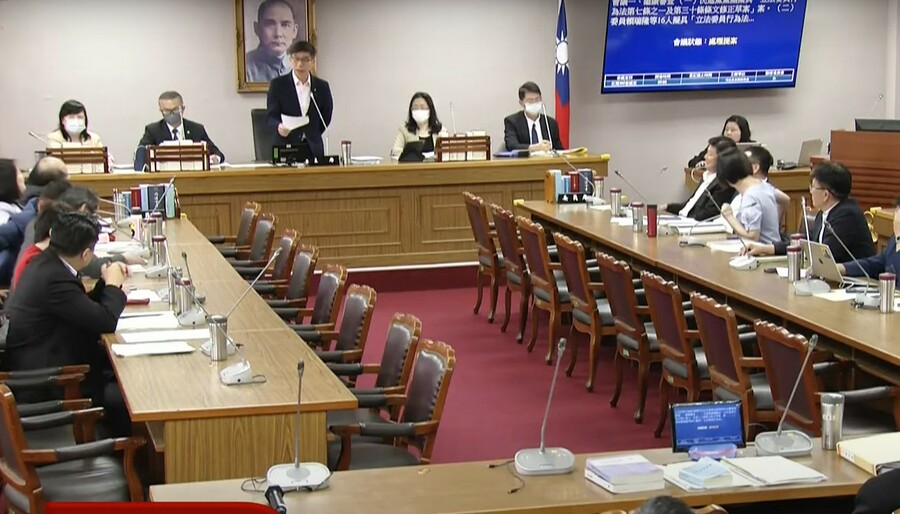 立法院司法及法制委員會6日排審民進黨團等所提《立法委員行為法》等國會改革法案,但在國民黨以人數表決散會下,並未審查法案。(影片截圖)