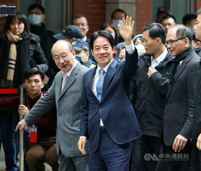 國民黨團總召傅崑萁、民眾黨團總召黃國昌,更是被民進黨團總召柯建銘從頭罵到尾,這樣的氛圍,朝野能夠怎麼樣合作?賴清德身為民進黨主席,應該要思考怎麼跟民進黨團溝通?(中央社)