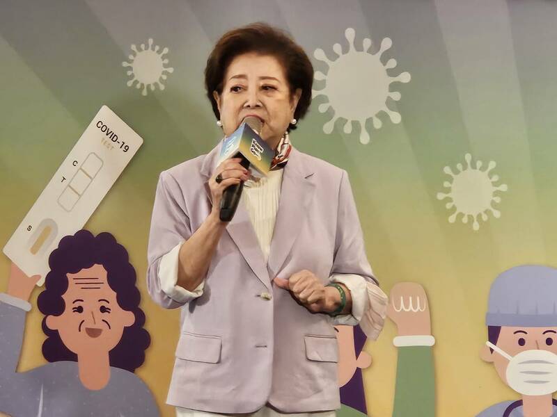 金馬影后陳淑芳與醫生6日呼籲民眾,新冠危機尚未完全消失,若有疑似症狀,需儘速篩檢與就醫。(Photo by 呂翔禾/台灣醒報)