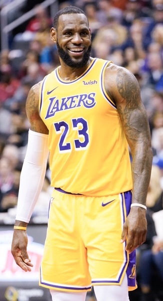 NBA次輪就見傳奇球星一一退場,季後賽得分最高的傳奇詹皇也無力回天,僅能看著湖人以1:4敗給金塊。(photo from Wikimedia)